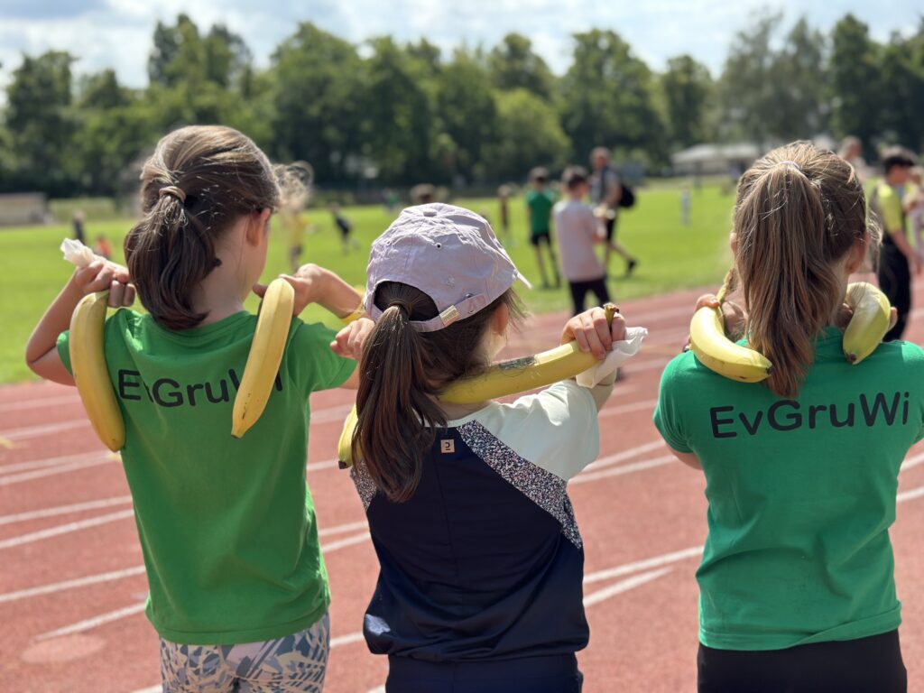 Um unsere Sportler*innen zu unterstützen, hat der Förderverein während des Sportfestes Bananen an alle Verteilt!